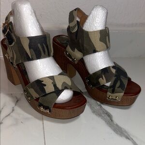 Camo Platform Block Heel Sandals - Women's Green Camo